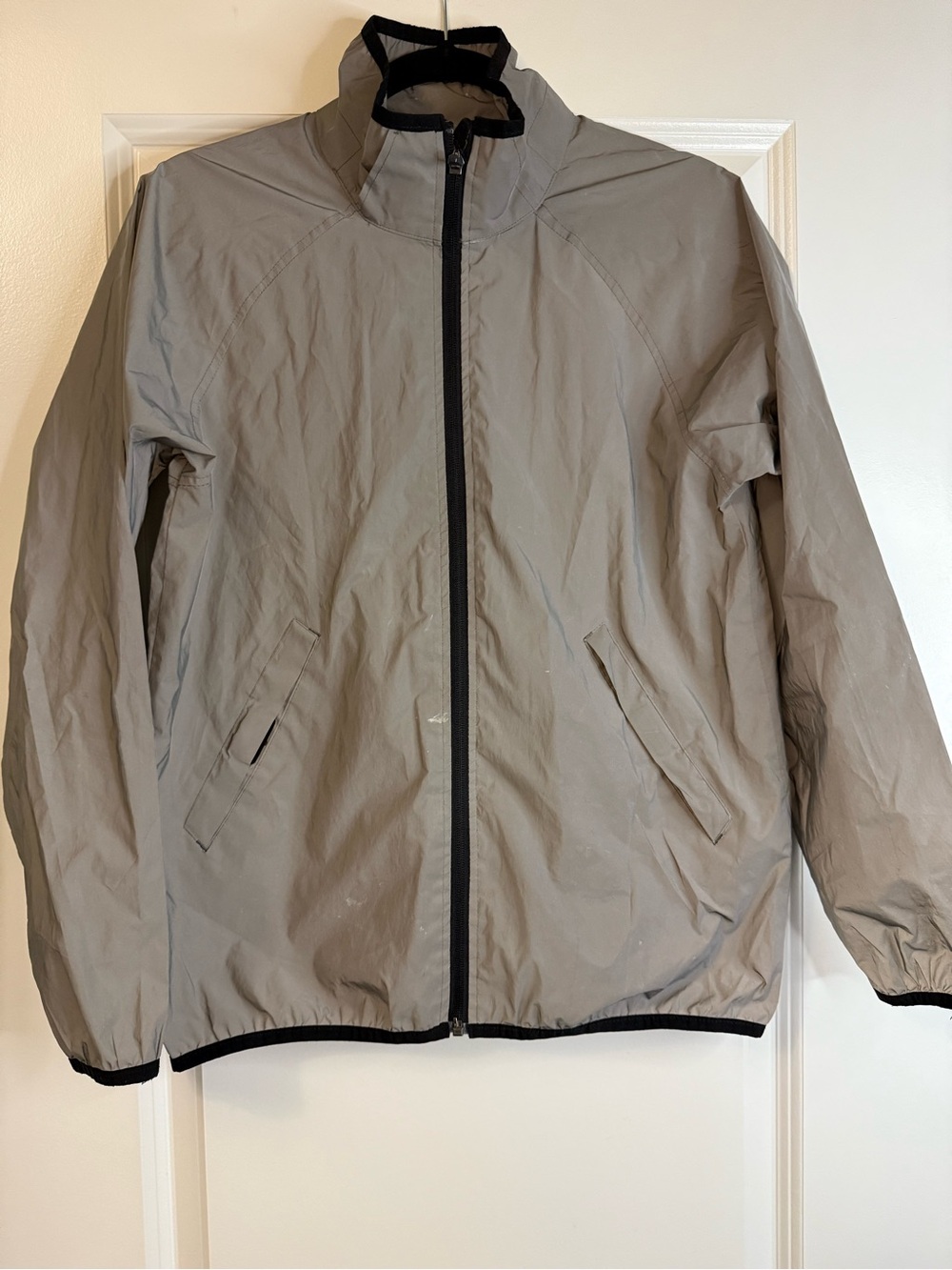 Grey H&M windbreaker jacket with black accents Size 12-14 years. 3M jacket